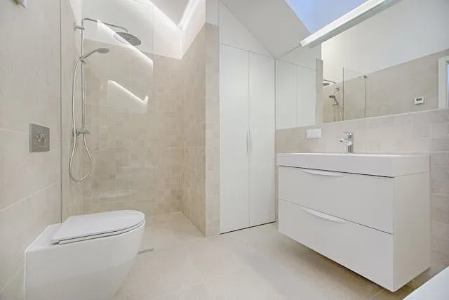 A beautiful white and light tan tiled bathroom