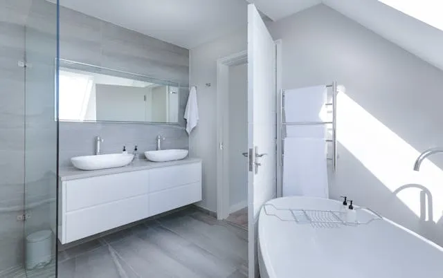 A beautiful white gray bathroom