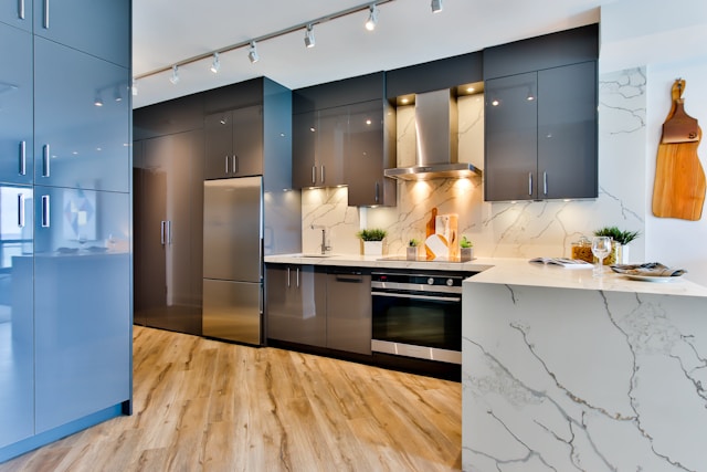 A modern kitchen with glossy drawers