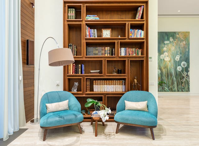 A library with 2 blue chairs